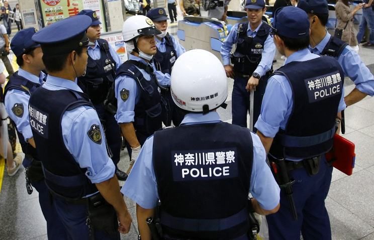 В Японии мужчина устроил стрельбу из украденного у полиции оружия: есть жертвы