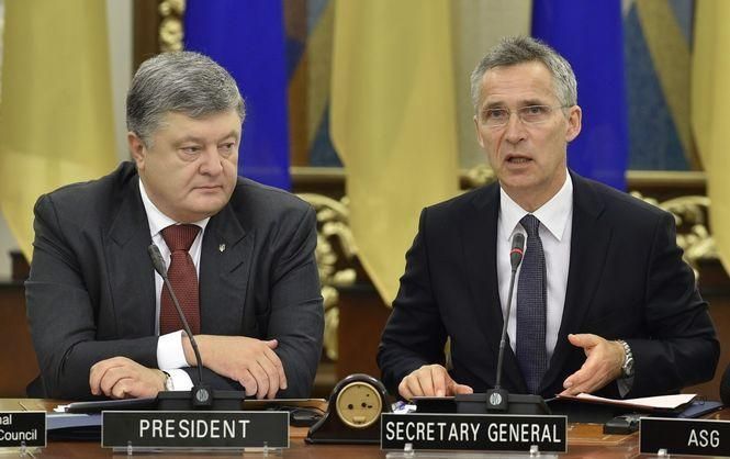 Порошенко провел телефонный разговор с генсеком НАТО: известны подробности Порошенко провел телефонный разговор с генсеком НАТО: известны подробности