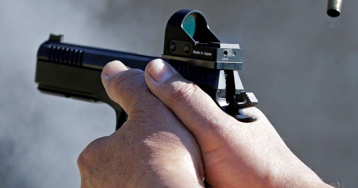 Нардеп отреагировал на действия помощника, который подстрелил подростка Нардеп отреагировал на действия помощника, который подстрелил подростка