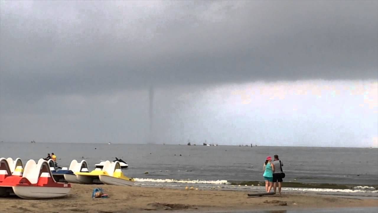 Смерч у морі: у Росії зафіксували незвичайне природне явище Смерч у морі: у Росії зафіксували незвичайне природне явище