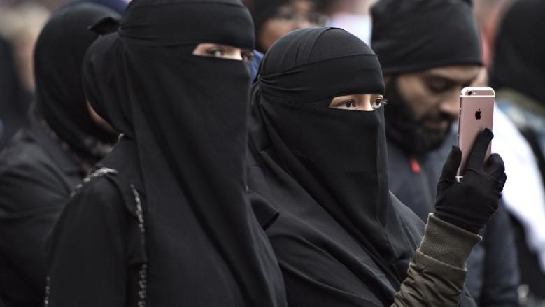 У Нідерландах заборонили носити паранджу у громадських місцях У Нідерландах заборонили носити паранджу у громадських місцях