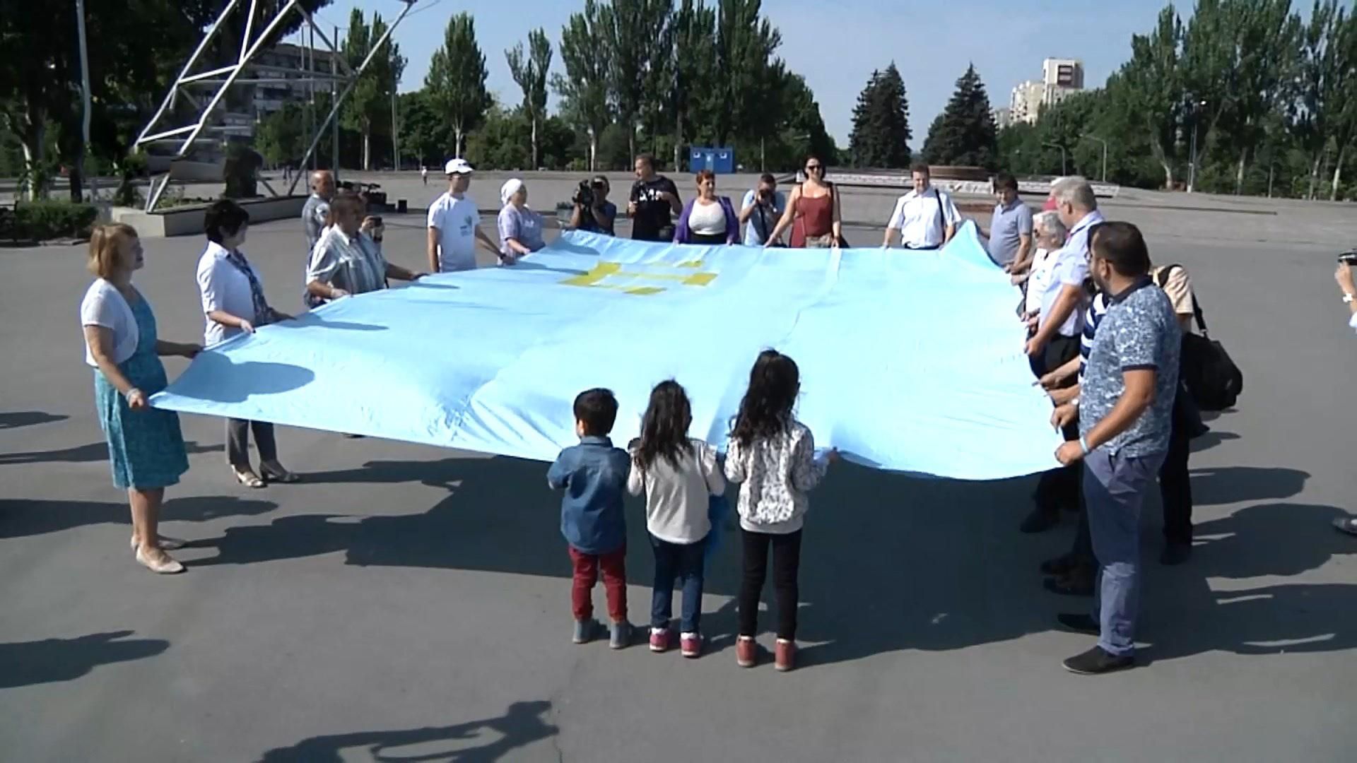 У Запоріжжі активісти вийшли на флешмоб на честь Дня кримськотатарського прапора У Запоріжжі активісти вийшли на флешмоб на честь Дня кримськотатарського прапора