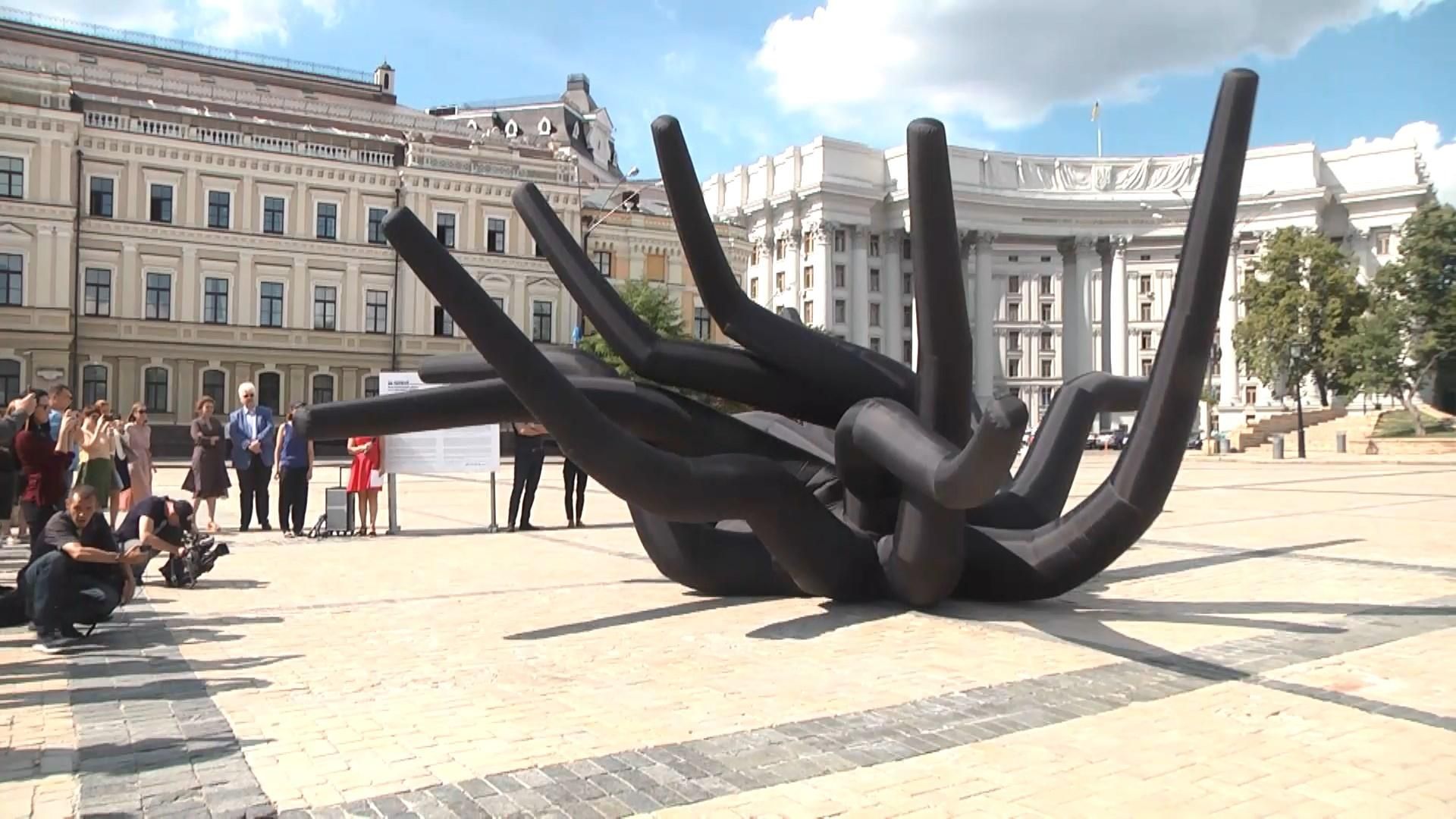 У Києві встановили незвичну інсталяцію про катування У Києві встановили незвичну інсталяцію про катування