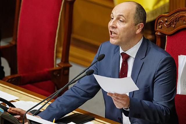 Парубий подписал закон о нацбезопасности Украины Парубий подписал закон о нацбезопасности Украины