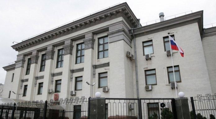 Путін грає людськими життями: акція під посольством Росії у Києві Путін грає людськими життями: акція під посольством Росії у Києві