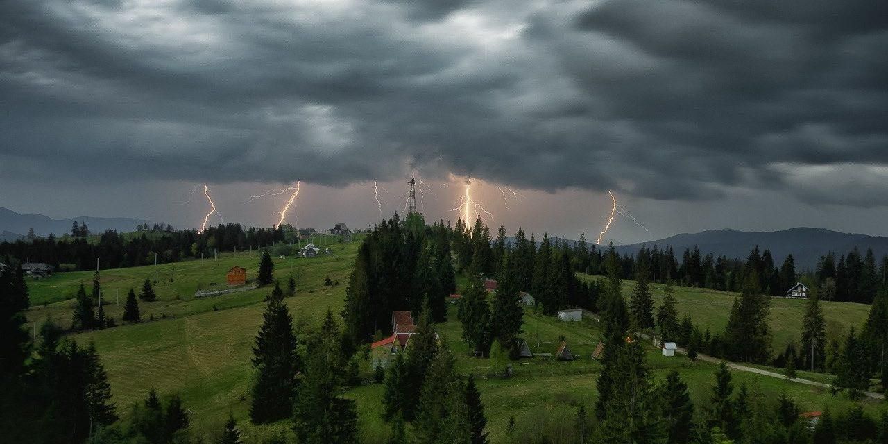 В Украине возвращается непогода с грозами и градом: названы области В Украине возвращается непогода с грозами и градом: названы области