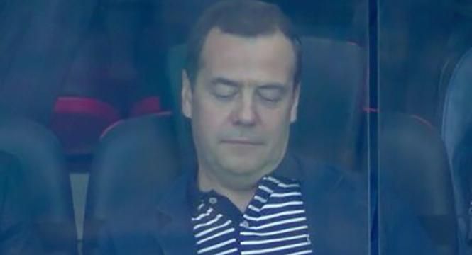 Медведев сконфузился на футбольном матче ЧМ-2018 в России: красноречивое фото