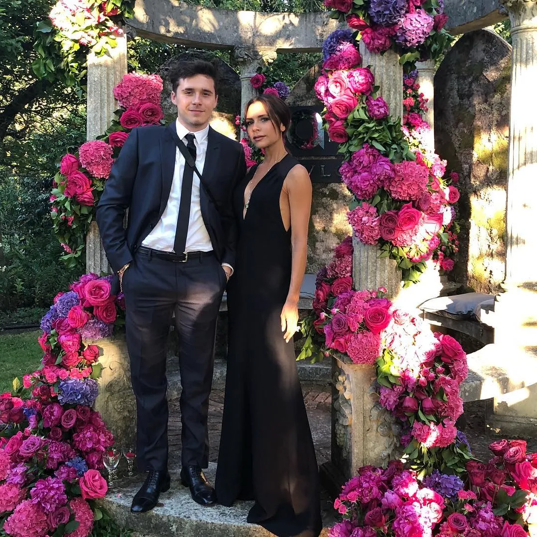 вікторія бекхем з сином брукліном на благодійному балі елтона джона вікторія бекхем з сином брукліном на благодійному балі елтона джона