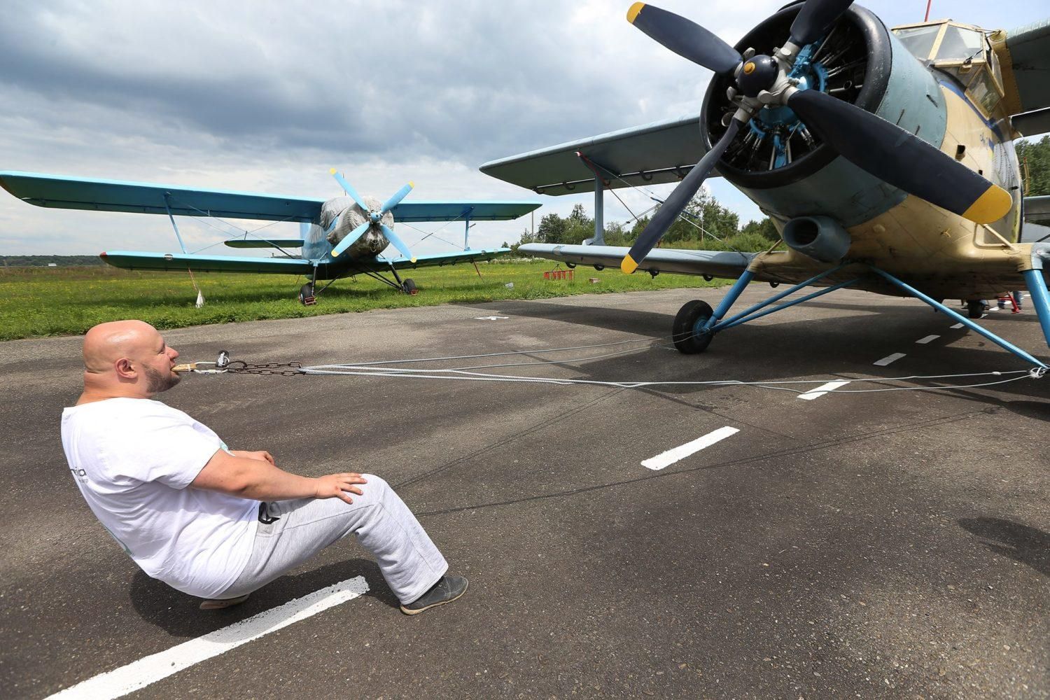 Силач со Львова несколько метров протащил самолет зубами: впечатляющее видео