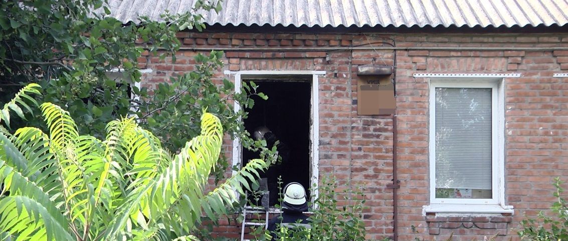 В Харькове неизвестный избил пожилую пару и поджег их дом