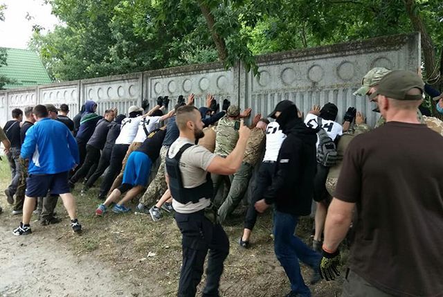 Члены С14 снесли забор в Конча-Заспе: на место прибыла полиция (фото)