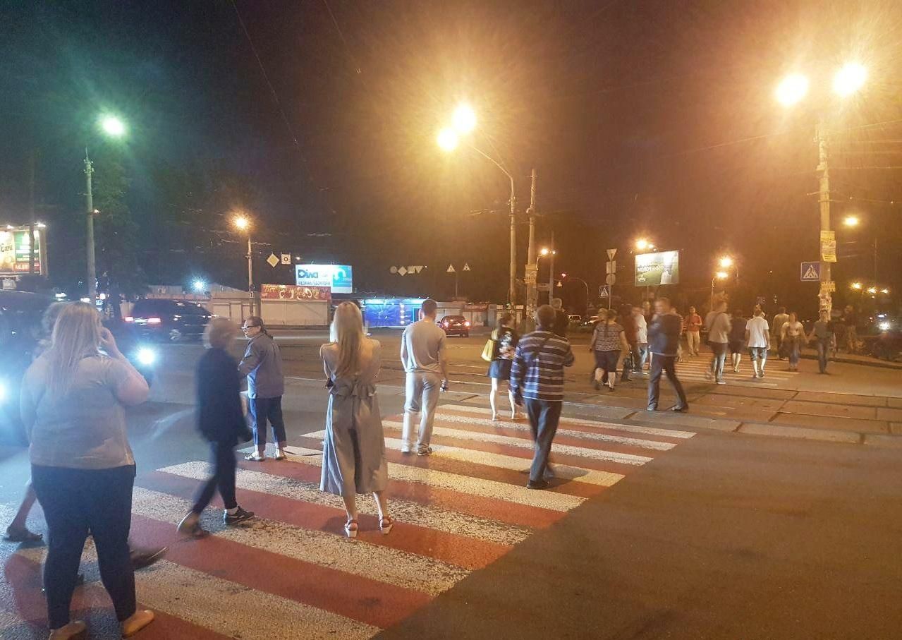 У Києві активісти заблокували дорогу: протестують проти вирубки дерев у парку