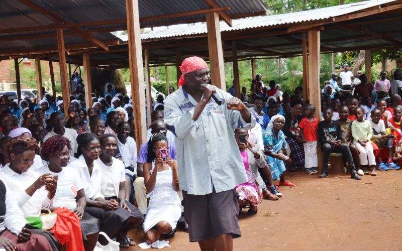 У Кенії священика відсторонили через реп на молитві У Кенії священика відсторонили через реп на молитві