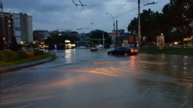 Чернівці серйозно постраждали від потужної негоди: красномовні відео 