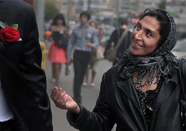 Представники ромів не виправдовують кримінальних дій деяких індивідуумів, що належать до цієї меншини Представники ромів не виправдовують кримінальних дій деяких індивідуумів, що належать до цієї меншини