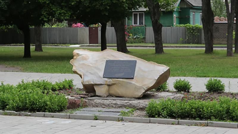 Молодые люди справили нужду на памятник Героям Майдана в Сумах Молодые люди справили нужду на памятник Героям Майдана в Сумах