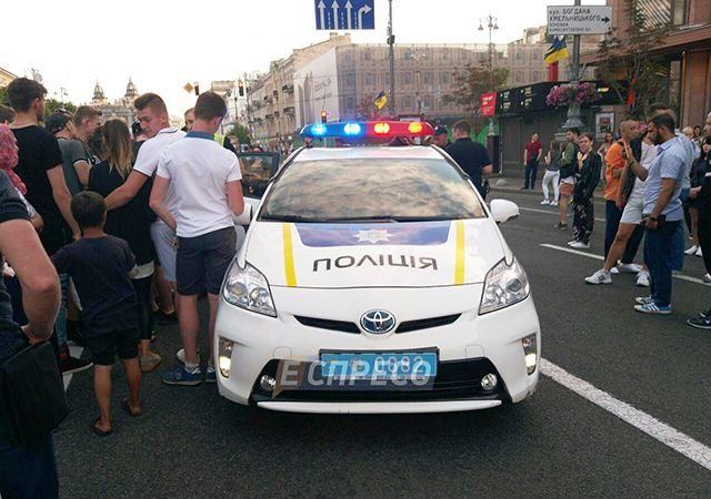 У Києві хлопець влаштував пробіжку по автомобілю поліції: фото