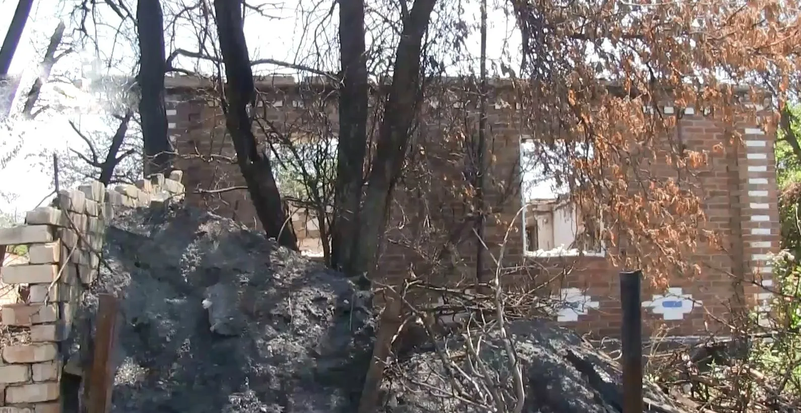 Вороги обстрілюють будинки цивільних Вороги обстрілюють будинки цивільних