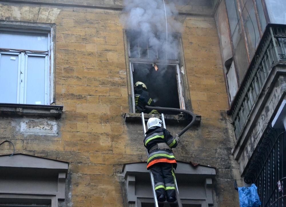 У Одесі пожежники рятували квартиру, яка була вщент захаращена побутовим сміттям 