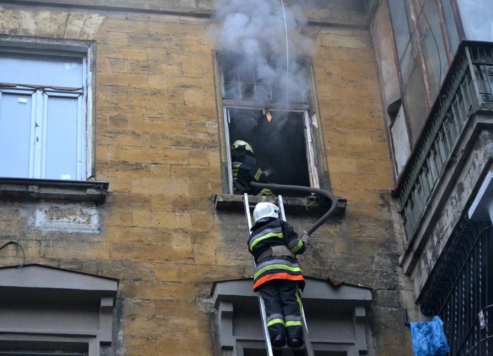 В Одессе пожарные спасли квартиру, которая была полностью захламлена бытовым мусором