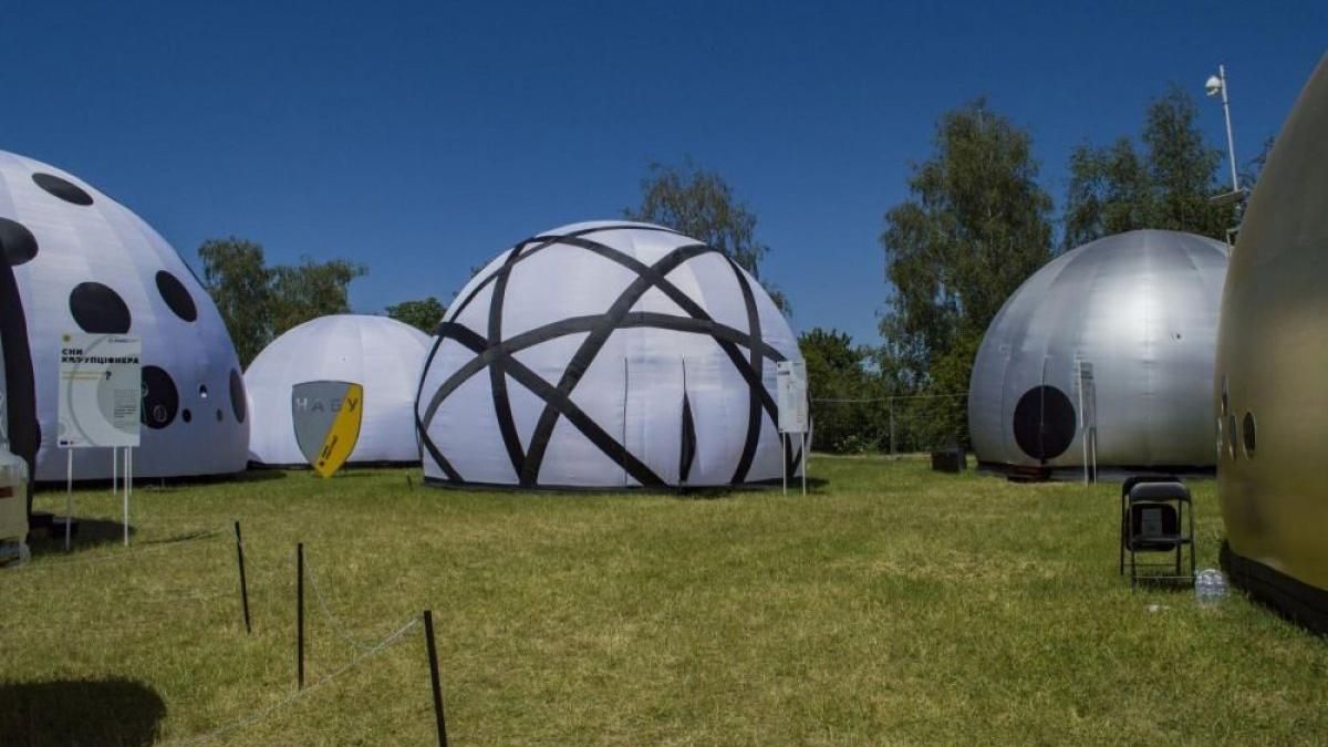 У Києві висадять 140 кущів буксусу на пам'ять про корупціонерів У Києві висадять 140 кущів буксусу на пам'ять про корупціонерів