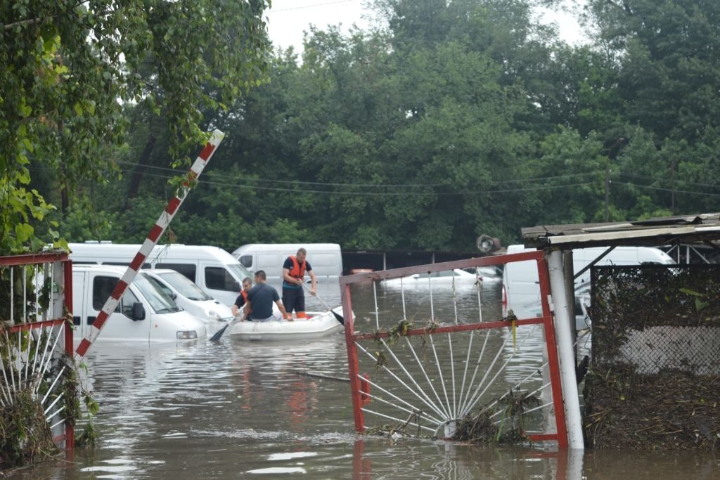 Потужна злива в Чернігові:  понад 90 дворів затоплено, є постраждалі