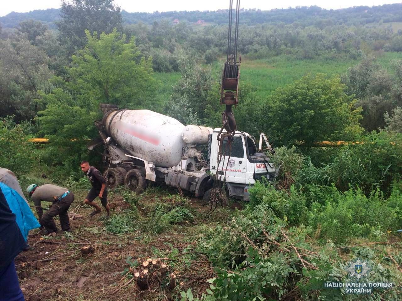 Моторошна ДТП на Буковині: перекинувся бетоновоз, водій загинув на місці