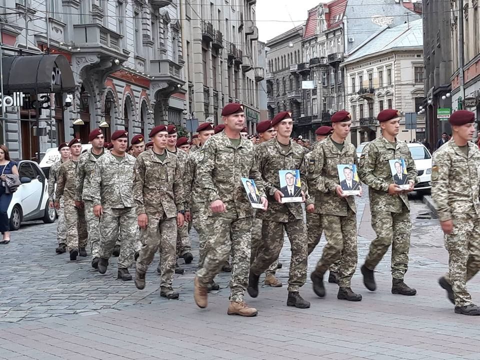 Українські військові пройшли урочистим маршем центром Львова: фото та відео