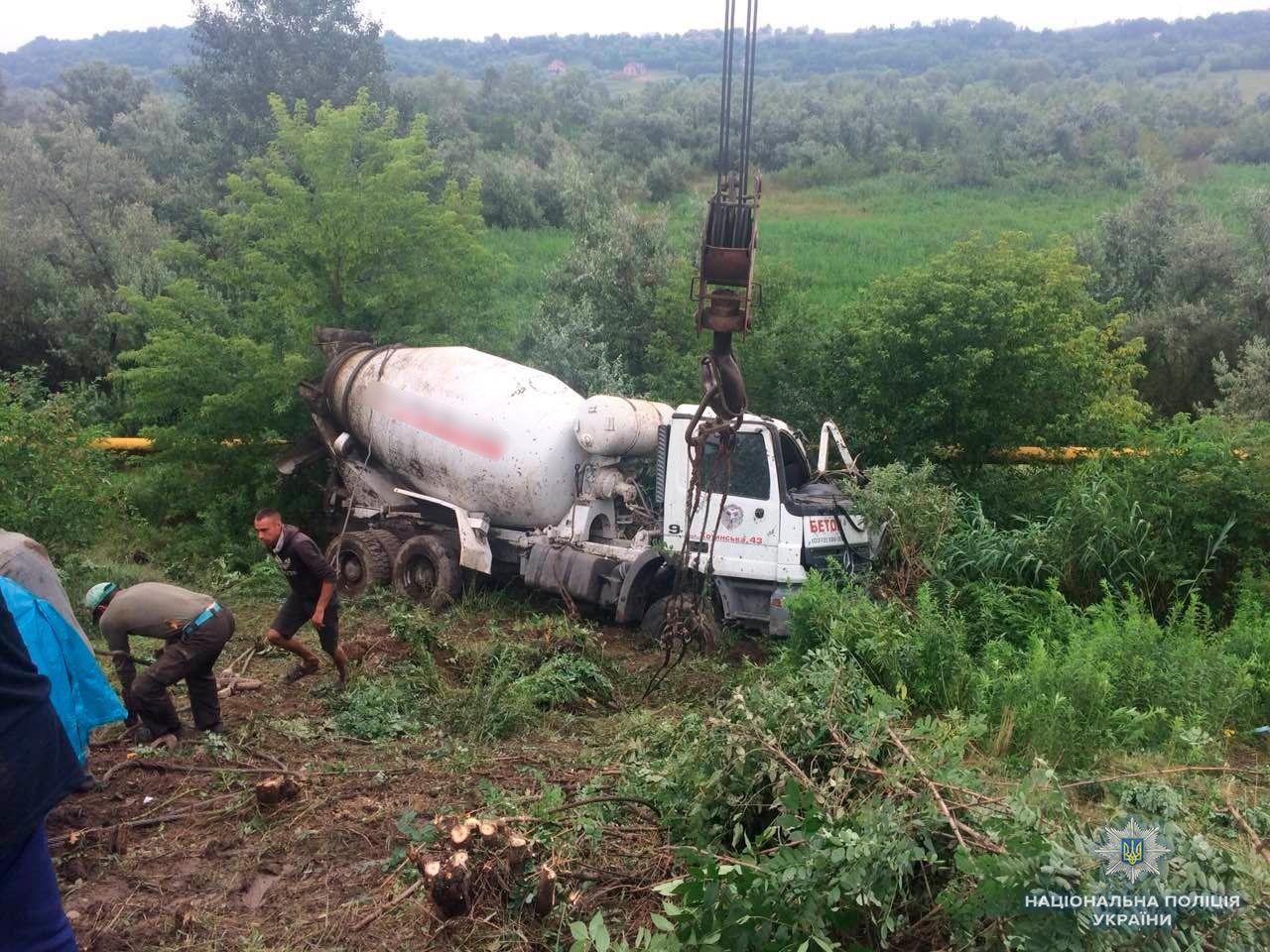 Жуткое ДТП на Буковине: перевернулся бетоновоз, водитель погиб на месте