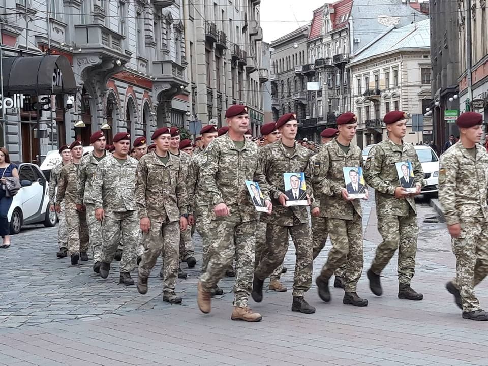 Украинские военные прошли торжественным маршем по центру Львова: фото и видео