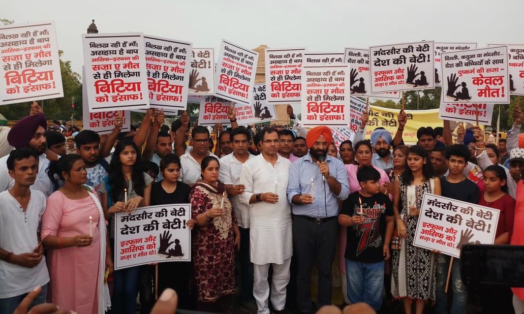 В Индии тысячи людей вышли на протесты из-за изнасилования 7-летней девочки