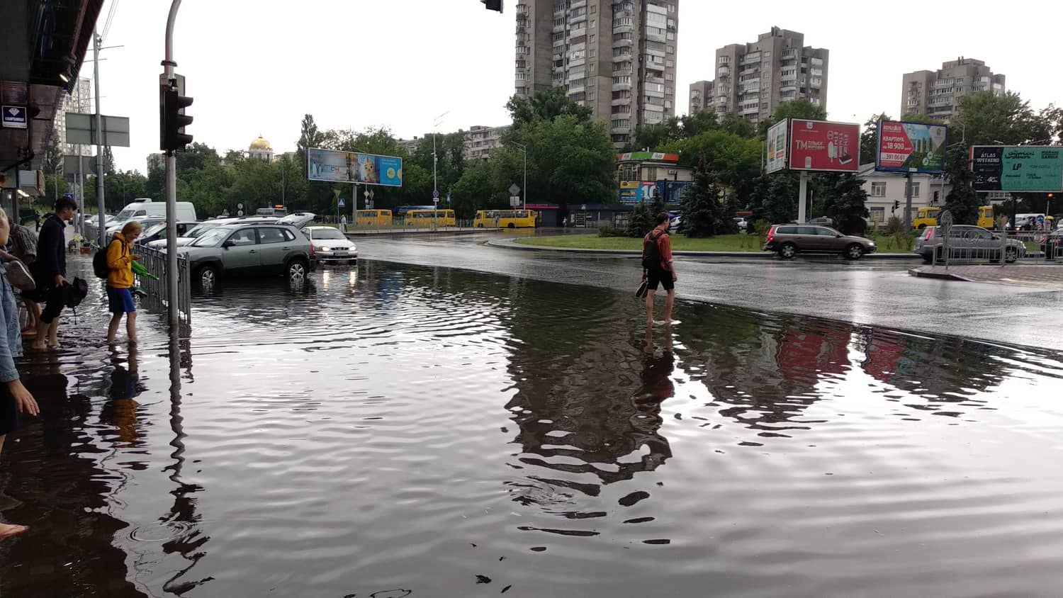 Шалена злива у Києві: вулиці столиці перетворилися на ріки 