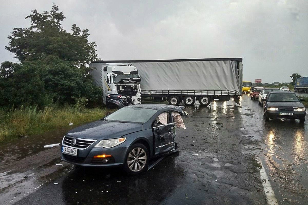 Жуткое ДТП в Киеве: автомобиль разорвало пополам Жуткое ДТП в Киеве: автомобиль разорвало пополам