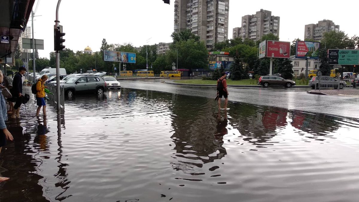 Безумный ливень в Киеве: улицы столицы превратились в реки Безумный ливень в Киеве: улицы столицы превратились в реки