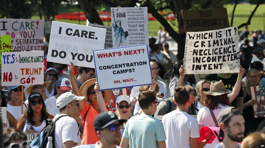 В США продолжаются сотни акций протеста против миграционной политики Трампа В США продолжаются сотни акций протеста против миграционной политики Трампа