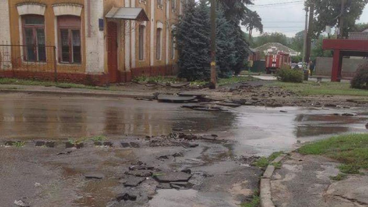 От недавно положенного асфальта не осталось и следа в Чернигове: красноречивые фото От недавно положенного асфальта не осталось и следа в Чернигове: красноречивые фото
