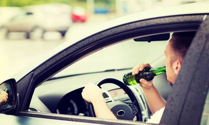На тещиной машине: как прокуроры злоупотребляют алкоголем за рулем