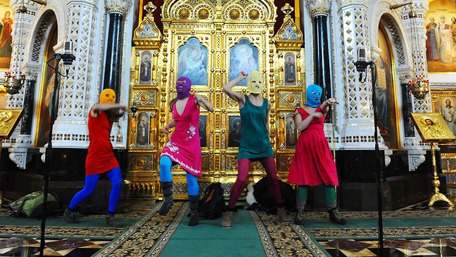 Евросуд присудил участницам Pussy Riot компенсацию за панк-молебен Евросуд присудил участницам Pussy Riot компенсацию за панк-молебен