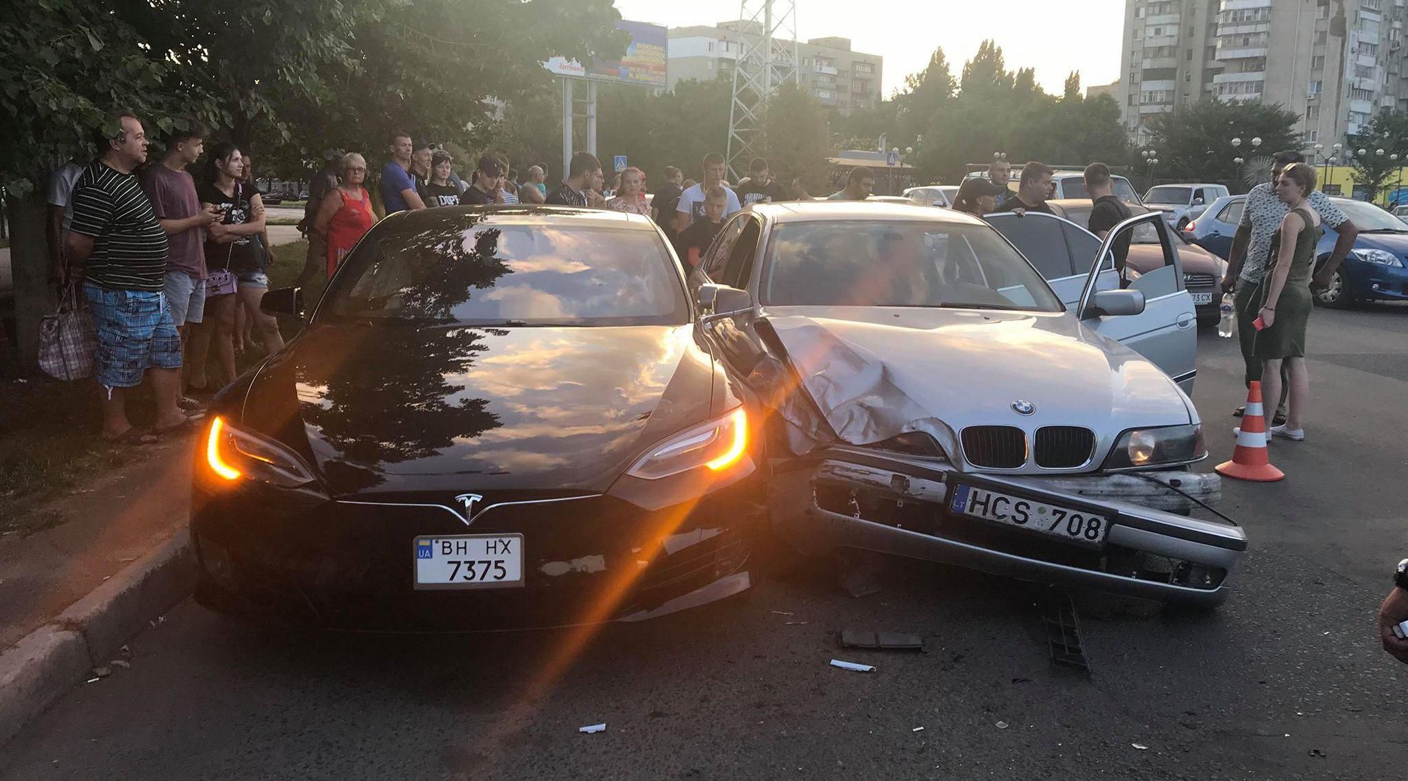 В Одесі 14-річний хлопець на BMW врізався в Tesla: фото і відео