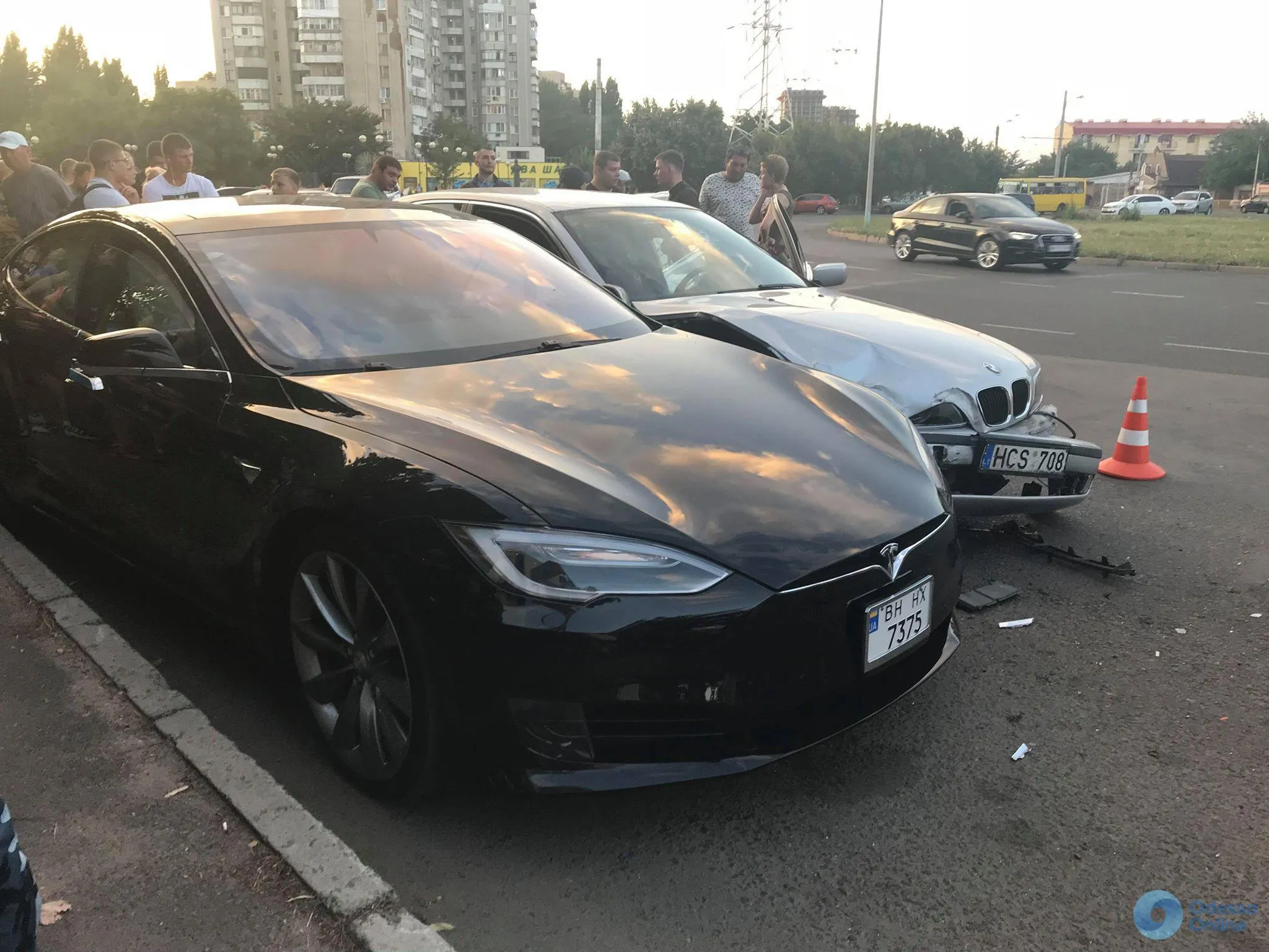 В Одессе 14-летний парень на BMW врезался в Tesla: фото и видео - Одесса