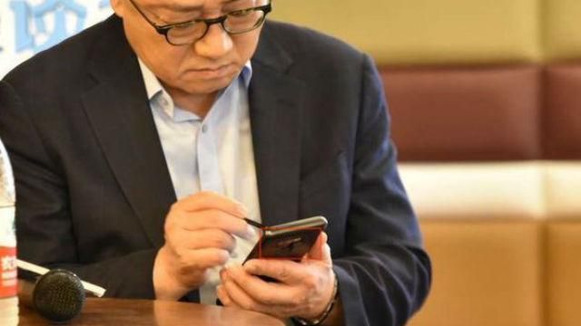 Глава Samsung засветил еще неанонсированный смартфон Galaxy Note9 Глава Samsung засветил еще неанонсированный смартфон Galaxy Note9