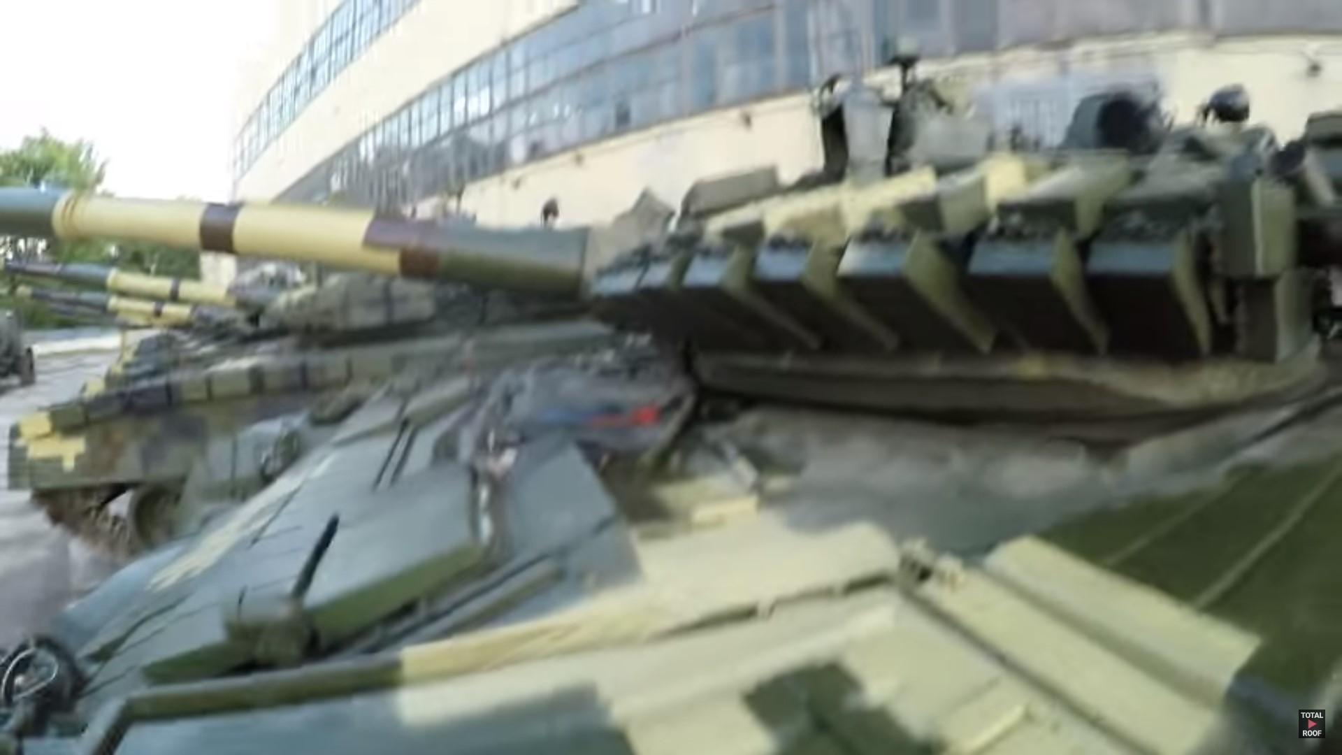 В Харькове блогеры беспрепятственно попали на танковый склад