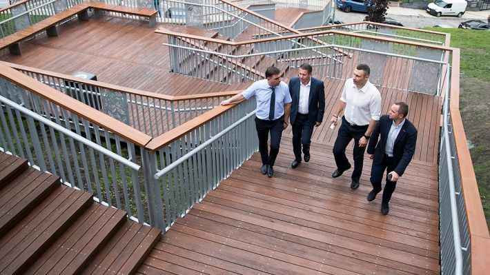 У Києві відкрили унікальні сходи з Пейзажної алеї до урочища Гончарі-Кожум’яки У Києві відкрили унікальні сходи з Пейзажної алеї до урочища Гончарі-Кожум’яки