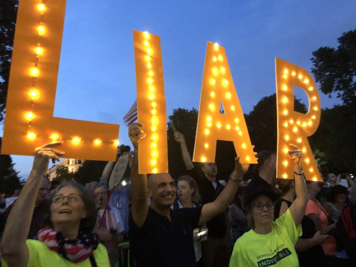 "Лжец и предатель": после встречи с Путиным Трампа дома встретили акциями протеста "Лжец и предатель": после встречи с Путиным Трампа дома встретили акциями протеста