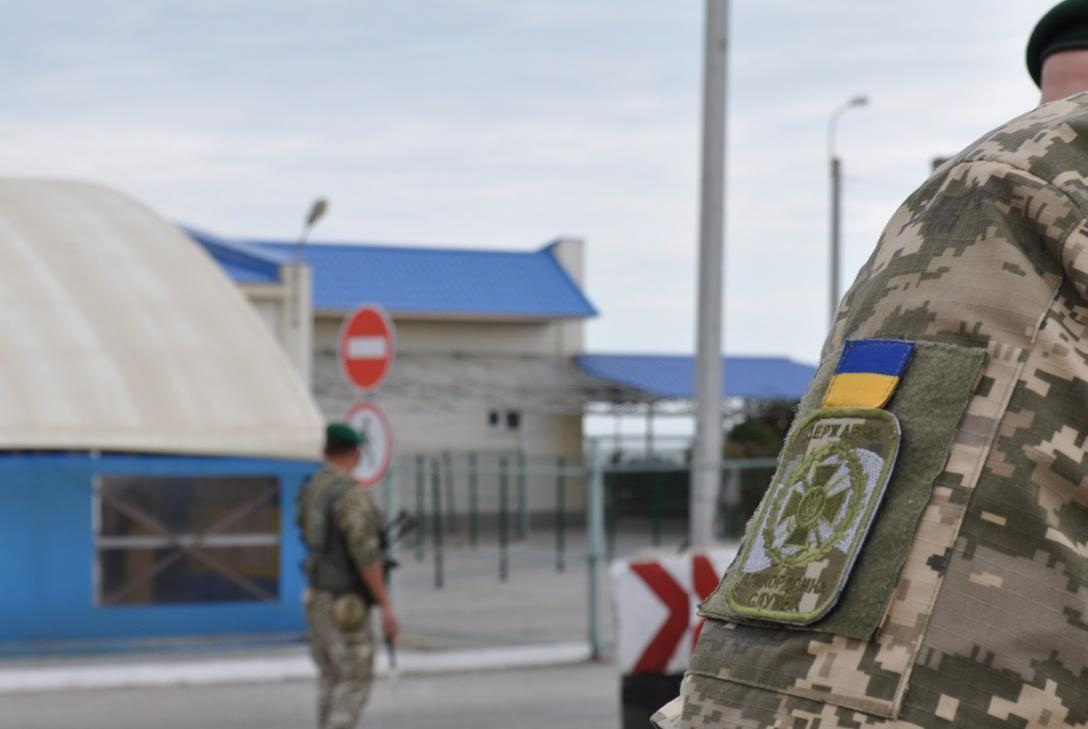 В Госпогранслужбе сообщили о большой очереди на границе с Россией: застряло 300 автомобилей