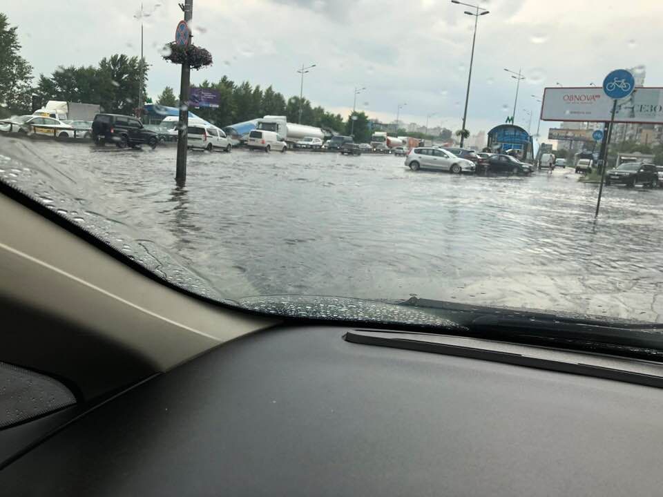 Потужна злива у Києві: автівки плавають по затоплених вулицях (відео)