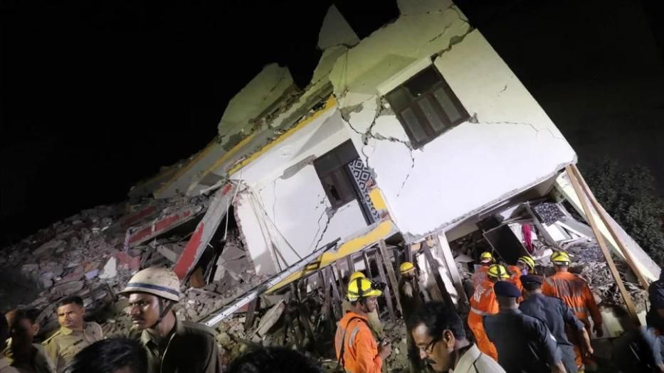 В Індії обвалилась багатоповерхівка, під руїнами опинилось півсотні людей В Індії обвалилась багатоповерхівка, під руїнами опинилось півсотні людей