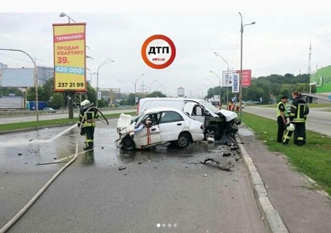 Смертельное ДТП в Киеве: авто вылетело на встречную, двое людей погибли