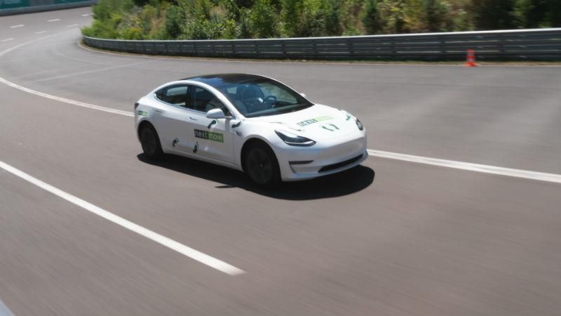 Tesla Model 3 с манекеном за рулем установил рекорд: видео