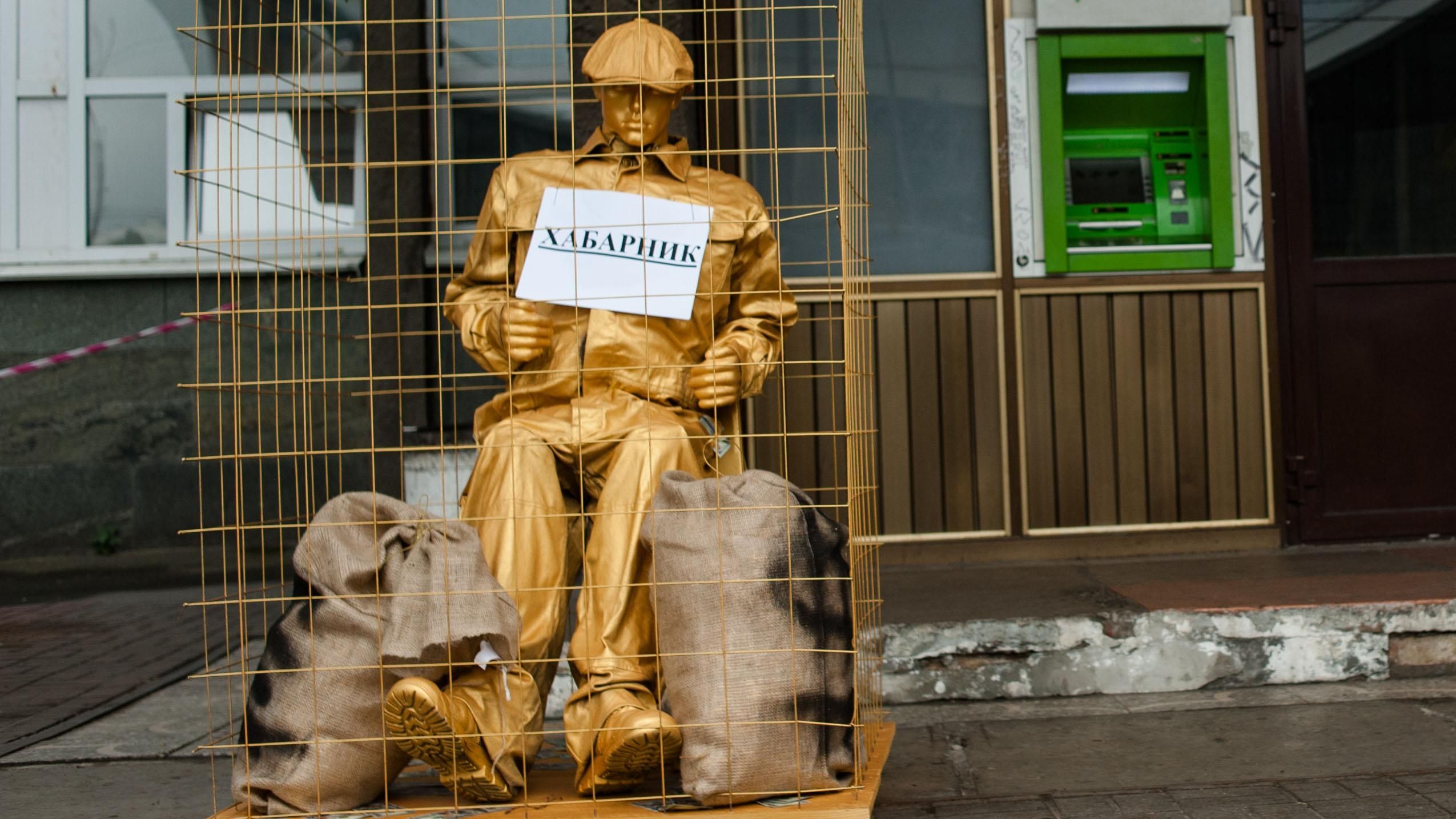 Під НАЗК встановили кумедний пам'ятник корупціонеру: фото
